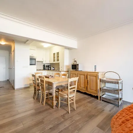 On Zeedijk With Stunning Sea Views *